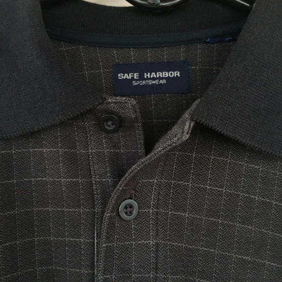 Mens short sleeve 3 button down with colar and a front button pocket. - Picture 4 of 8